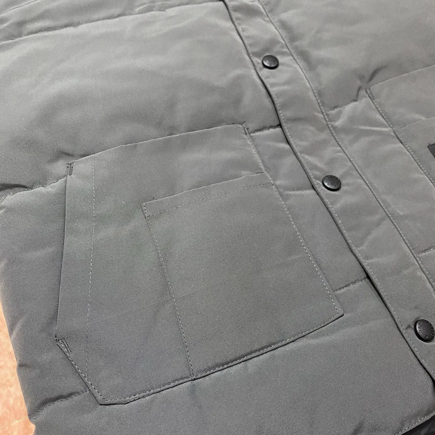 P400 Black] Canada Goose#Freestyle Canadian Crew 4154M Men’s and Women’s Vest Down# ➖ Imported Behringer embroidery machine with customized 10,000-needle embroidery logo! ➖ Imported 21-count polyester-cotton blended original fabric, using Feather-Light 10D waterproof coating fabric, made of 84.5% polyester fiber and 15.5% cotton, 100% the best feel in the entire network! ➖ The official website synchronizes the national standard 80 white duck down, and will never mislead by false claims such as 90 down or goose down! ➖ 100% nylon lon lining with double double-layer sealing design to prevent velvet from running away. Top-grade polar fleece is used in the collar and pockets to keep warm and comfortable! ➖ Yoshida YKK provides original custom-made electroplated sliders. YKK two-way lockable zippers are tight and smooth and will not peel off paint! ➖ 3M composite original Velcro is durable, and all accessories and hardware are disassembled and customized! ⛔No slander, no exaggeration, no need for too much copywriting, because it is focused, it is professional!  SIZE: M L XL XXL